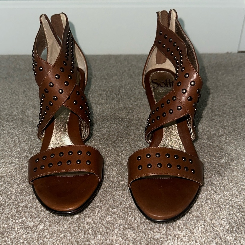 Tabacco strapped shoes with zipper backing